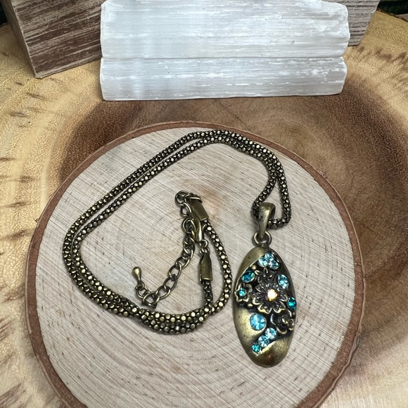 VTG| Floral AB Crystals Necklace 💙✨ - Picture 8 of 8